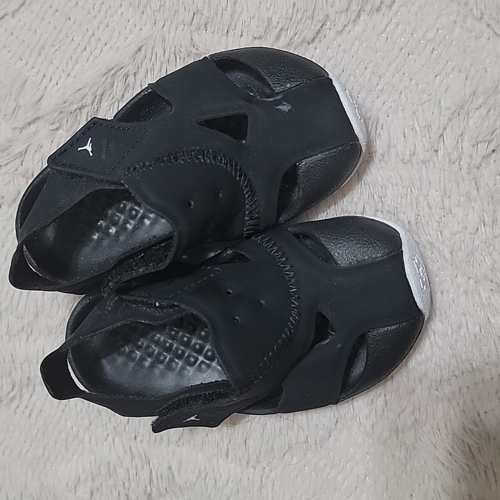 Used Black Jordan Flare unisex for lillter kids size  4C